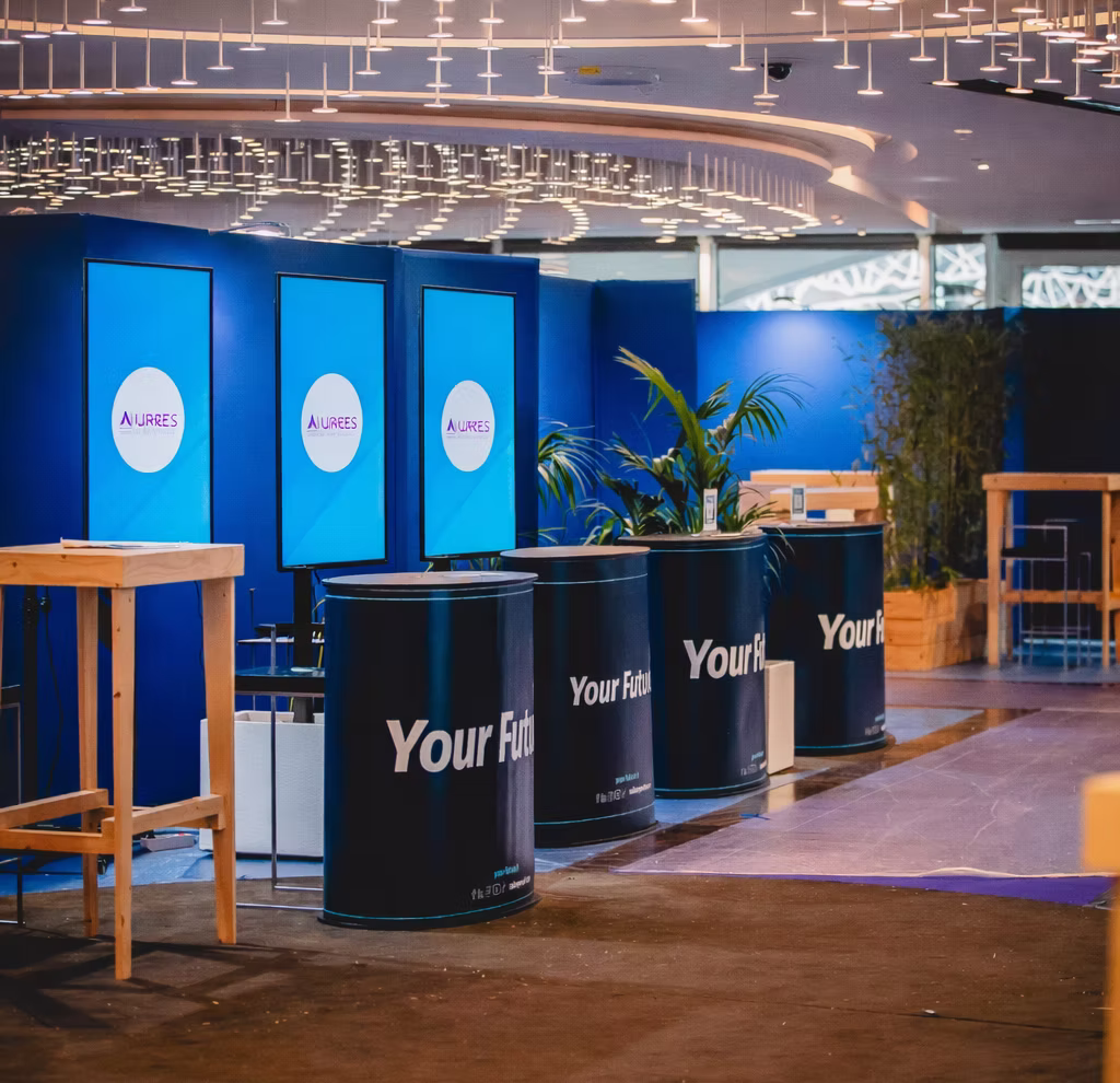 Stands avec téléviseurs installés pour un événement professionnel